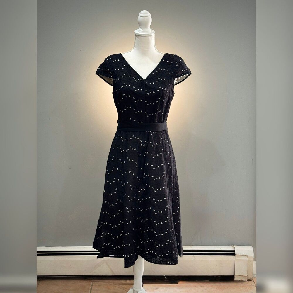 B/W Talbots Cotton Eyelet A-Line Dress Size 6 EUC